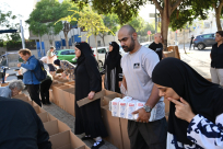 الشراكة العربية اليهودية تنفذ مشروع جمع عشرات الطرود الغذائية لتوزيعها على اهالي يافا 